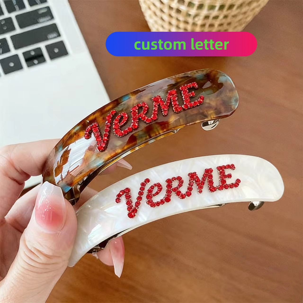 Women Accessories Name In English - カスタマイズされた英語名文字スプリングクリップパーソナライズされたエレガントな気質女性のアクセサリー帽子ギフト卸売