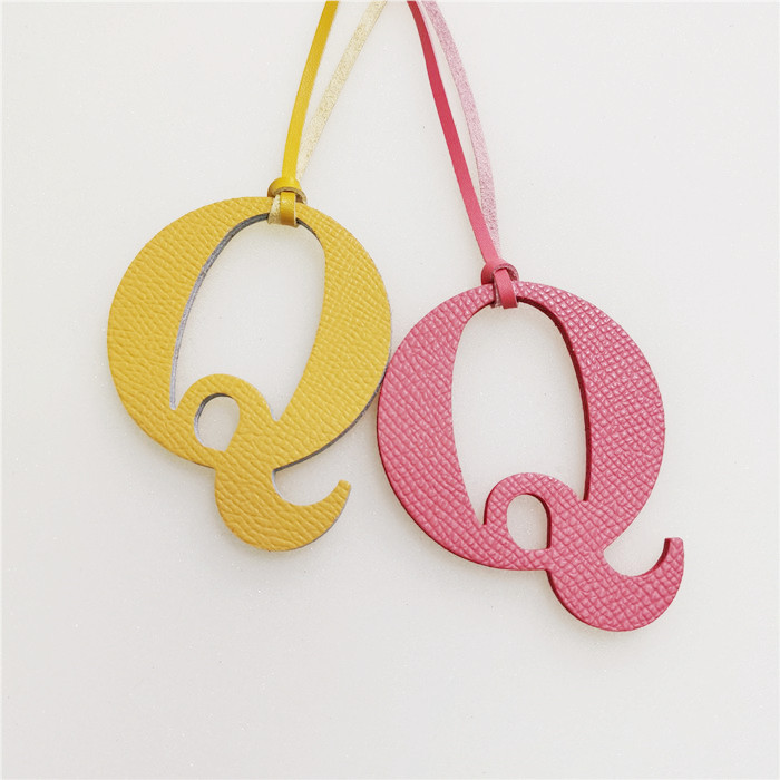 Women Accessories Name In English - 英字 Q アルファベット牛革 Pu レザー名イニシャル大文字ペンダントレディース女性バッグアクセサリーチャームキーホルダー