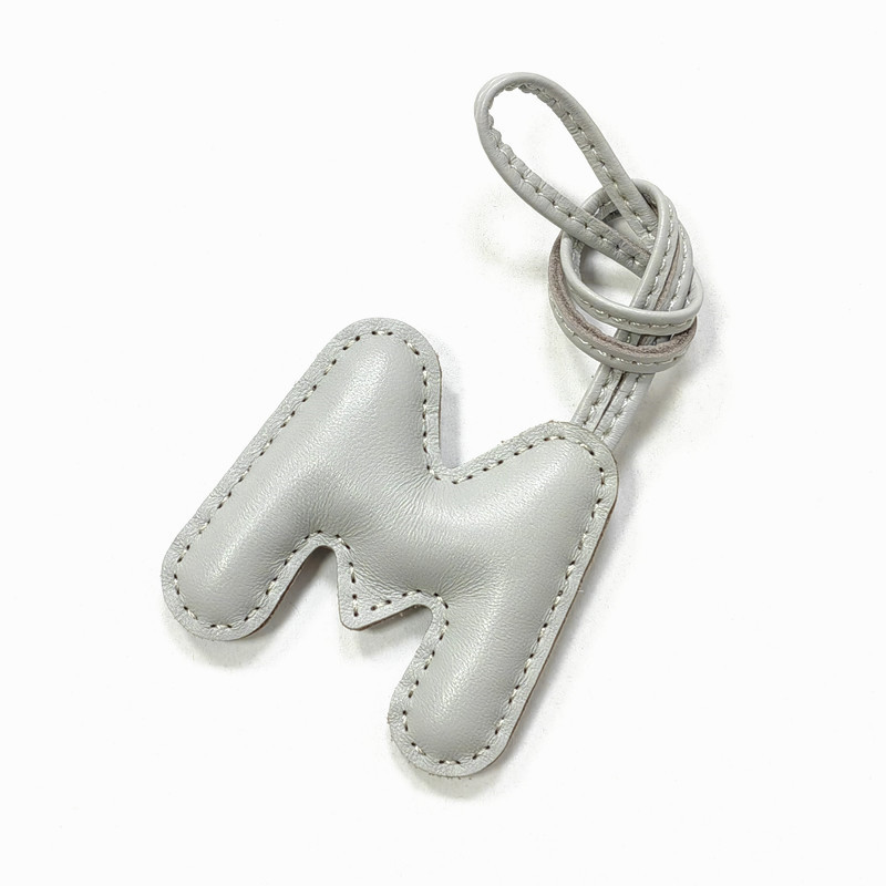 羊皮レザー英語文字 M ネームペンダントカーアクセサリー純粋 - Women Accessories Name In English のレビューと価格