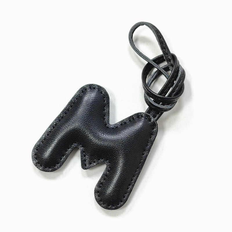 羊皮レザー英語文字 M ネームペンダントカーアクセサリー純粋 - Women Accessories Name In English のレビューと価格