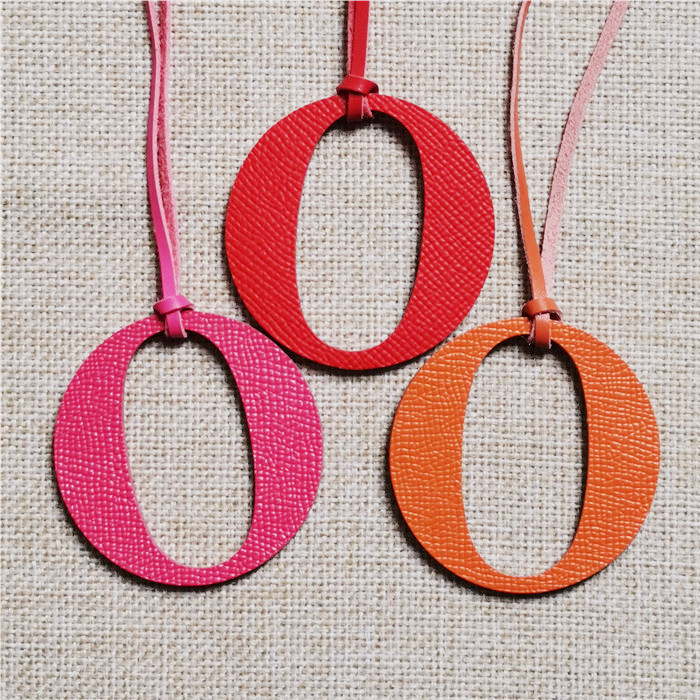 女性のためのアルファベットまたは英語の文字のキーホルダー,牛 - Women Accessories Name In English のレビューと価格
