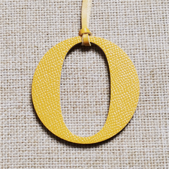 女性のためのアルファベットまたは英語の文字のキーホルダー,牛 - Women Accessories Name In English のレビューと価格